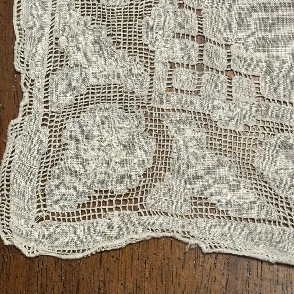 Vintage Off White Floral Hand Embroidered Lace Linen Handkerchief 10in Square